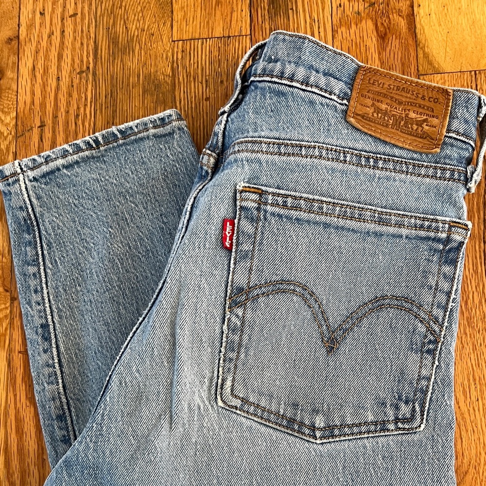 Levi's Distressed Wedgie Jeans- size 26